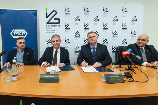 podpisanie umowy o współpracy pomiędzy Łukasiewicz – ITeE ,PKP S.A. oraz Sitk Radom-9.jpg
