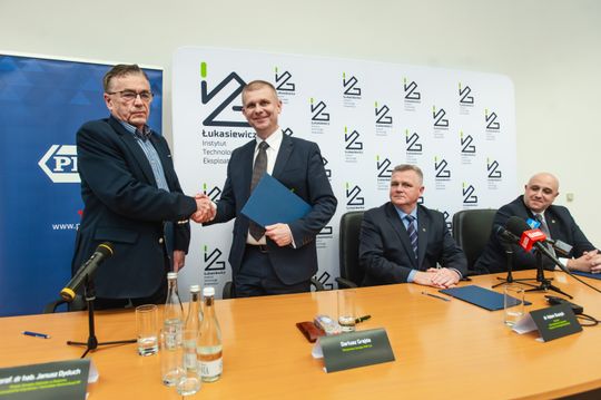 podpisanie umowy o współpracy pomiędzy Łukasiewicz – ITeE ,PKP S.A. oraz Sitk Radom-12.jpg