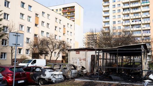 Pożar wiaty śmietnikowej i samochodów przy ul. Osiedlowej (zdjęcia) Pożar wiaty śmietnikowej i samochodów przy ul. Osiedlowej (zdjęcia)