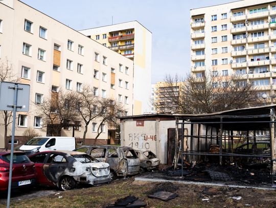 Pożar wiaty śmietnikowej i samochodów przy ul. Osiedlowej (zdjęcia)