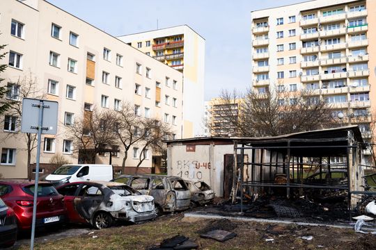 Pożar wiaty śmietnikowej i samochodów przy ul. Osiedlowej (zdjęcia)