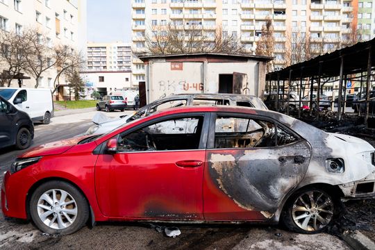 Pożar wiaty śmietnikowej i samochodów przy ul. Osiedlowej (zdjęcia)
