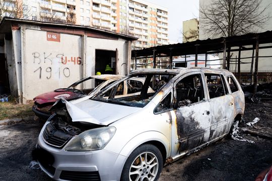 Pożar wiaty śmietnikowej i samochodów przy ul. Osiedlowej (zdjęcia)