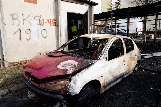 Pożar wiaty śmietnikowej i samochodów przy ul. Osiedlowej (zdjęcia)