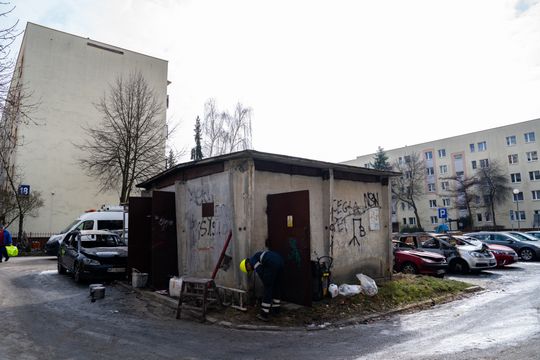 Pożar wiaty śmietnikowej i samochodów przy ul. Osiedlowej (zdjęcia)