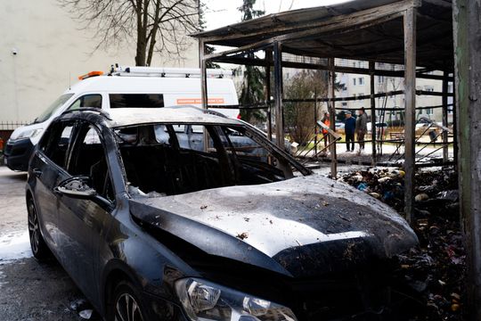 Pożar wiaty śmietnikowej i samochodów przy ul. Osiedlowej (zdjęcia)