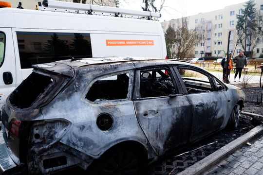 Pożar wiaty śmietnikowej i samochodów przy ul. Osiedlowej (zdjęcia)