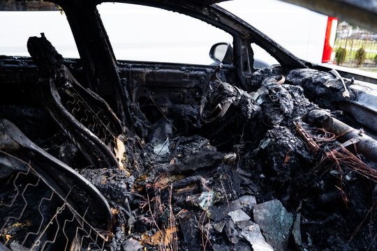 Pożar wiaty śmietnikowej i samochodów przy ul. Osiedlowej (zdjęcia)