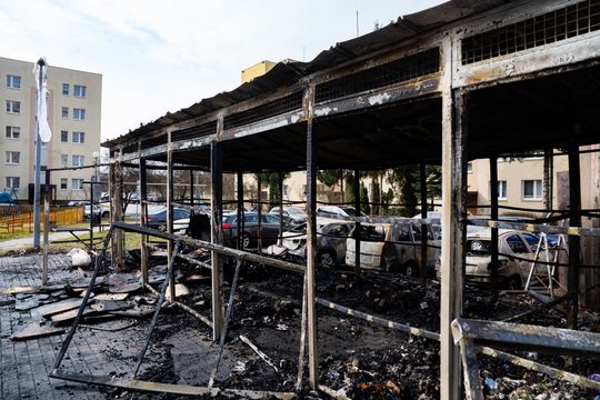 Pożar wiaty śmietnikowej i samochodów przy ul. Osiedlowej (zdjęcia)