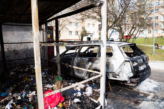 Pożar wiaty śmietnikowej i samochodów przy ul. Osiedlowej (zdjęcia)