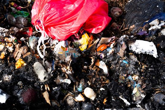 Pożar wiaty śmietnikowej i samochodów przy ul. Osiedlowej (zdjęcia)