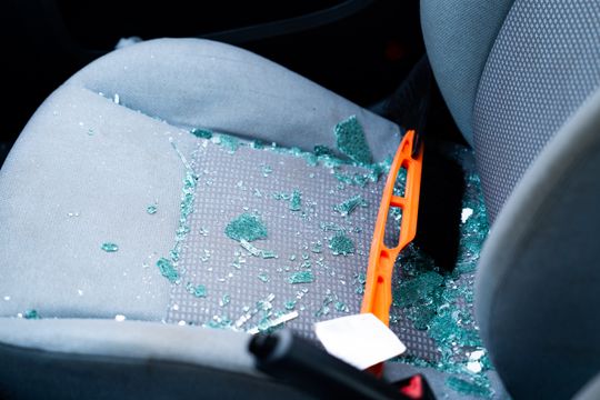 Pożar wiaty śmietnikowej i samochodów przy ul. Osiedlowej (zdjęcia)