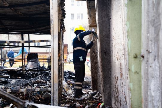 Pożar wiaty śmietnikowej i samochodów przy ul. Osiedlowej (zdjęcia)