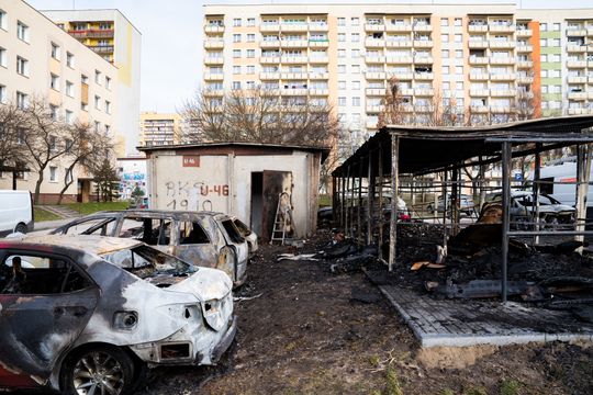 Pożar wiaty śmietnikowej i samochodów przy ul. Osiedlowej (zdjęcia)