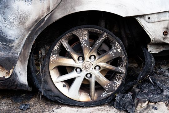 Pożar wiaty śmietnikowej i samochodów przy ul. Osiedlowej (zdjęcia)