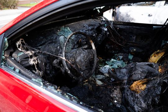 Pożar wiaty śmietnikowej i samochodów przy ul. Osiedlowej (zdjęcia)