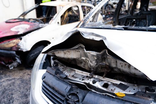 Pożar wiaty śmietnikowej i samochodów przy ul. Osiedlowej (zdjęcia)