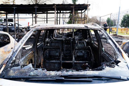Pożar wiaty śmietnikowej i samochodów przy ul. Osiedlowej (zdjęcia)