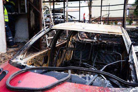 Pożar wiaty śmietnikowej i samochodów przy ul. Osiedlowej (zdjęcia)