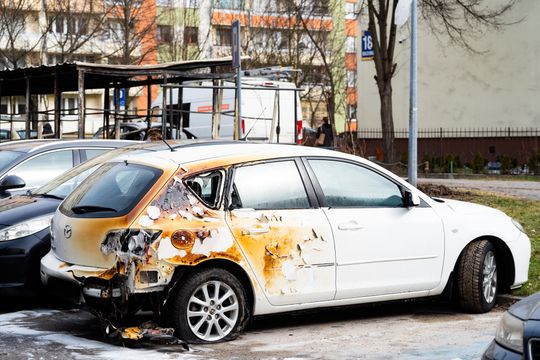 Pożar wiaty śmietnikowej i samochodów przy ul. Osiedlowej (zdjęcia)