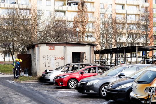 Pożar wiaty śmietnikowej i samochodów przy ul. Osiedlowej (zdjęcia)