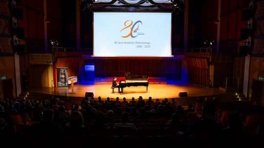 Gala 80-lecia Aeroklubu Radomskiego (zdjęcia) Gala 80-lecia Aeroklubu Radomskiego (zdjęcia)