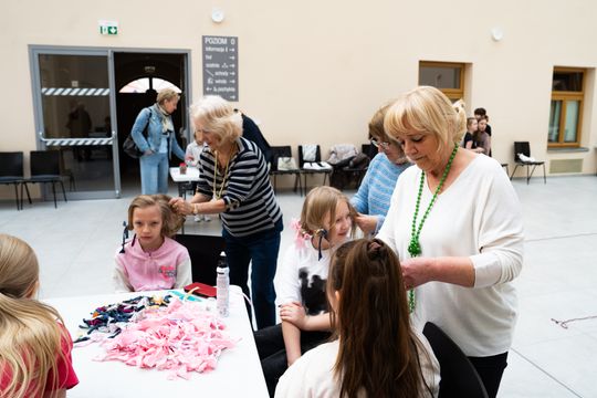 Seniorzy dzieciom - spotkanie pokoleń edycja II (zdjęcia)