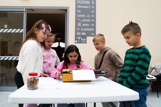 Seniorzy dzieciom - spotkanie pokoleń edycja II (zdjęcia)