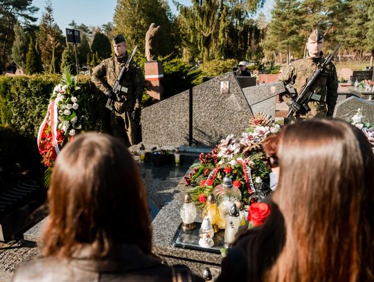 Złożenie kwiatów na grobie śp. kpt. Artura Ziętka (zdjęcia)