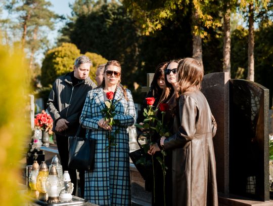 Złożenie kwiatów na grobie śp. kpt. Artura Ziętka (zdjęcia)