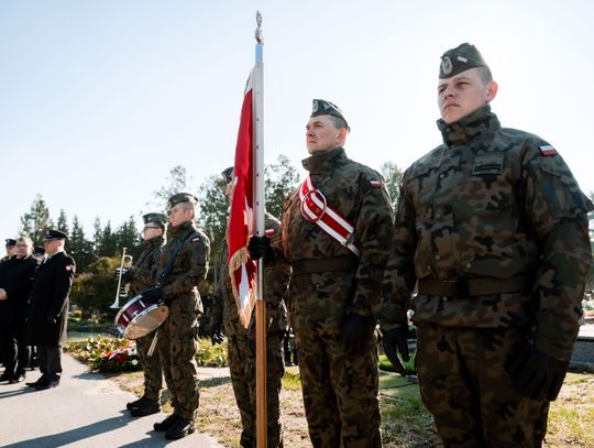 Złożenie kwiatów na grobie śp. kpt. Artura Ziętka (zdjęcia)