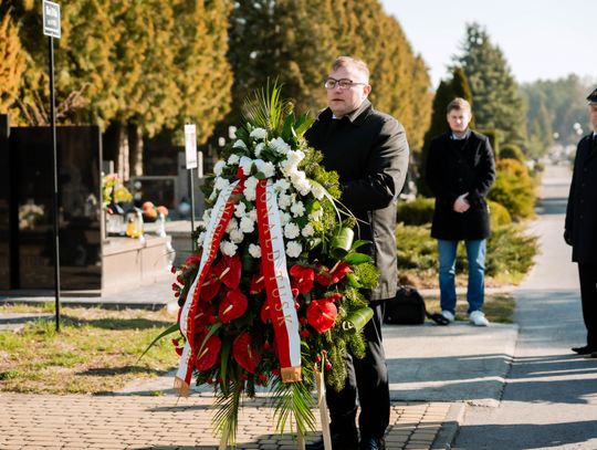 Złożenie kwiatów na grobie śp. kpt. Artura Ziętka (zdjęcia)