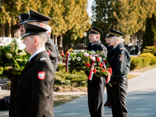 Złożenie kwiatów na grobie śp. kpt. Artura Ziętka (zdjęcia)