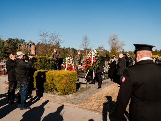 Złożenie kwiatów na grobie śp. kpt. Artura Ziętka (zdjęcia)