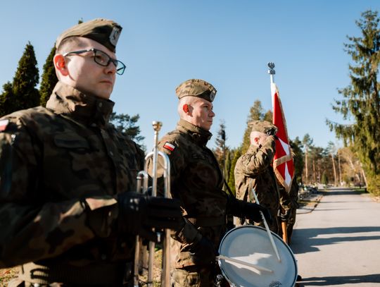 Złożenie kwiatów na grobie śp. kpt. Artura Ziętka (zdjęcia)