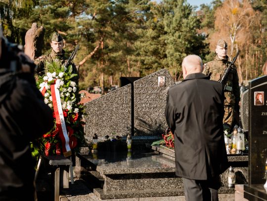 Złożenie kwiatów na grobie śp. kpt. Artura Ziętka (zdjęcia)