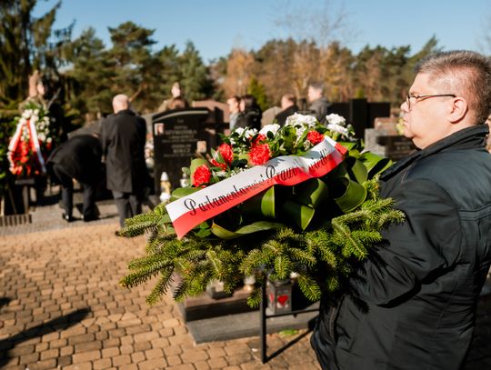 Złożenie kwiatów na grobie śp. kpt. Artura Ziętka (zdjęcia)