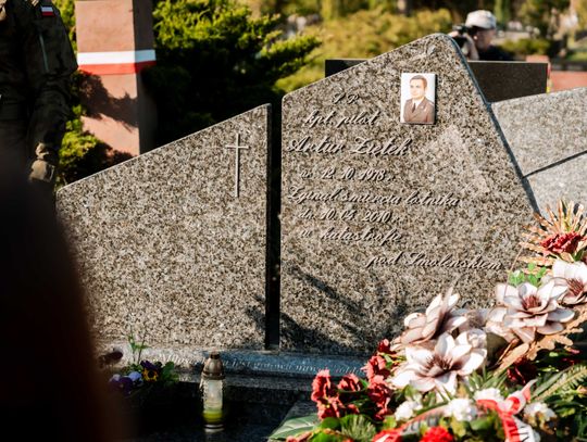 Złożenie kwiatów na grobie śp. kpt. Artura Ziętka (zdjęcia)