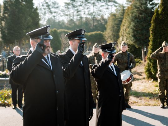 Złożenie kwiatów na grobie śp. kpt. Artura Ziętka (zdjęcia)