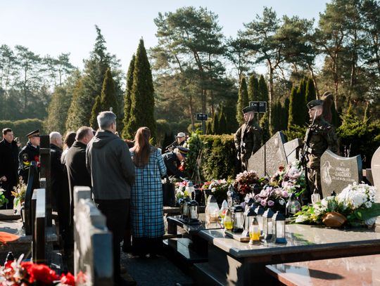 Złożenie kwiatów na grobie śp. kpt. Artura Ziętka (zdjęcia)