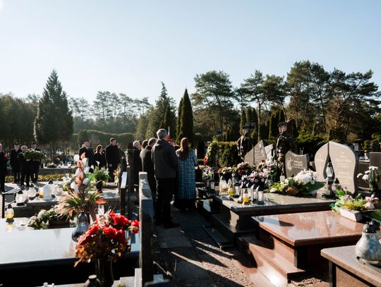 Złożenie kwiatów na grobie śp. kpt. Artura Ziętka (zdjęcia)