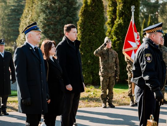 Złożenie kwiatów na grobie śp. kpt. Artura Ziętka (zdjęcia)
