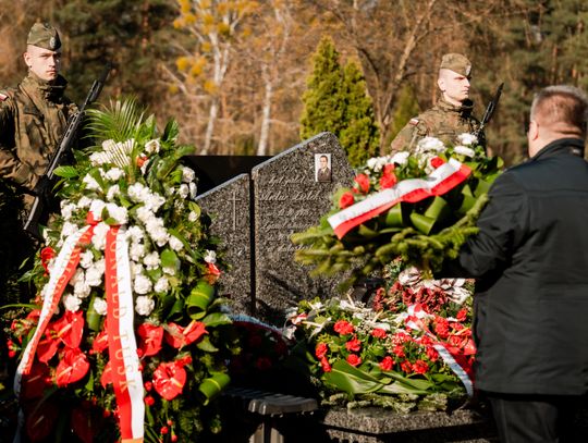 Złożenie kwiatów na grobie śp. kpt. Artura Ziętka (zdjęcia)