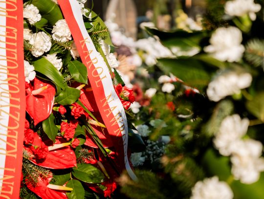 Złożenie kwiatów na grobie śp. kpt. Artura Ziętka (zdjęcia)