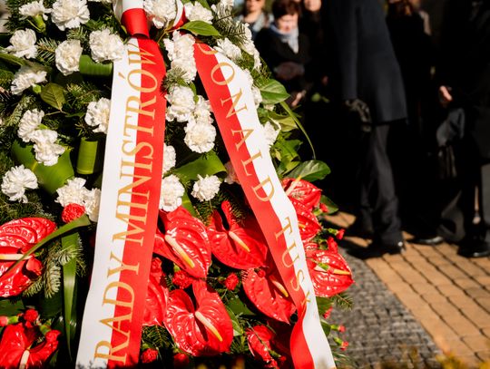 Złożenie kwiatów na grobie śp. kpt. Artura Ziętka (zdjęcia)