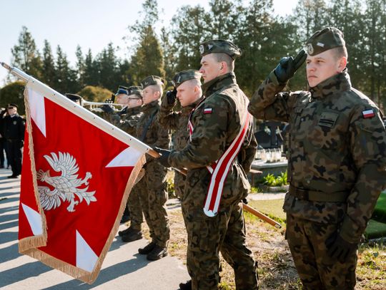Złożenie kwiatów na grobie śp. kpt. Artura Ziętka (zdjęcia)