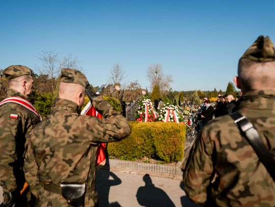 Złożenie kwiatów na grobie śp. kpt. Artura Ziętka (zdjęcia)