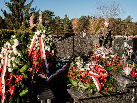 Złożenie kwiatów na grobie śp. kpt. Artura Ziętka (zdjęcia)