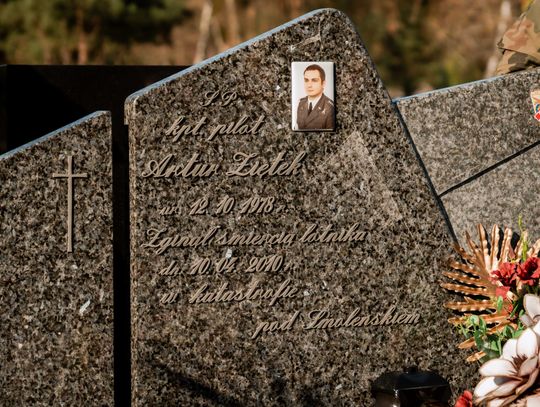 Złożenie kwiatów na grobie śp. kpt. Artura Ziętka (zdjęcia)
