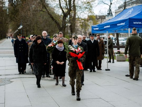 Złożenie kwiatów w rocznicę katastrofy pod Smoleńskiem (zjęcia)